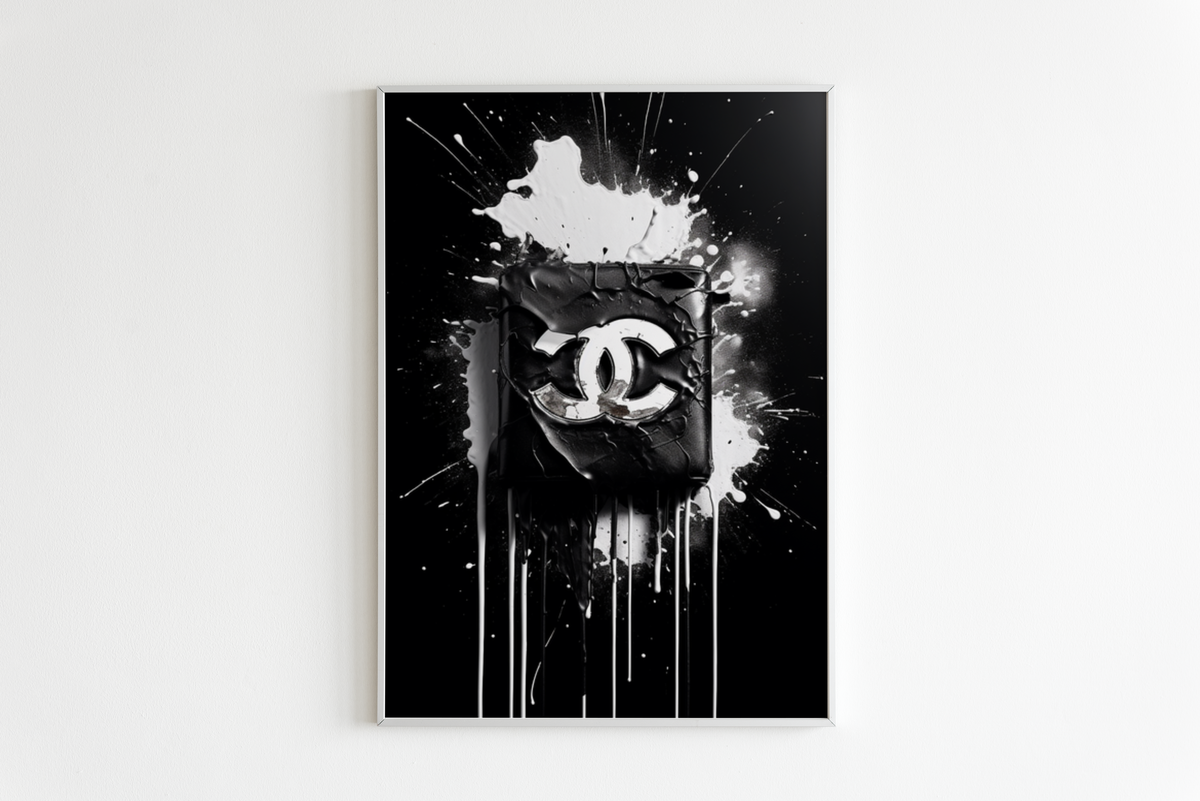 Coco Chanel en Blanco y Negro en un interior