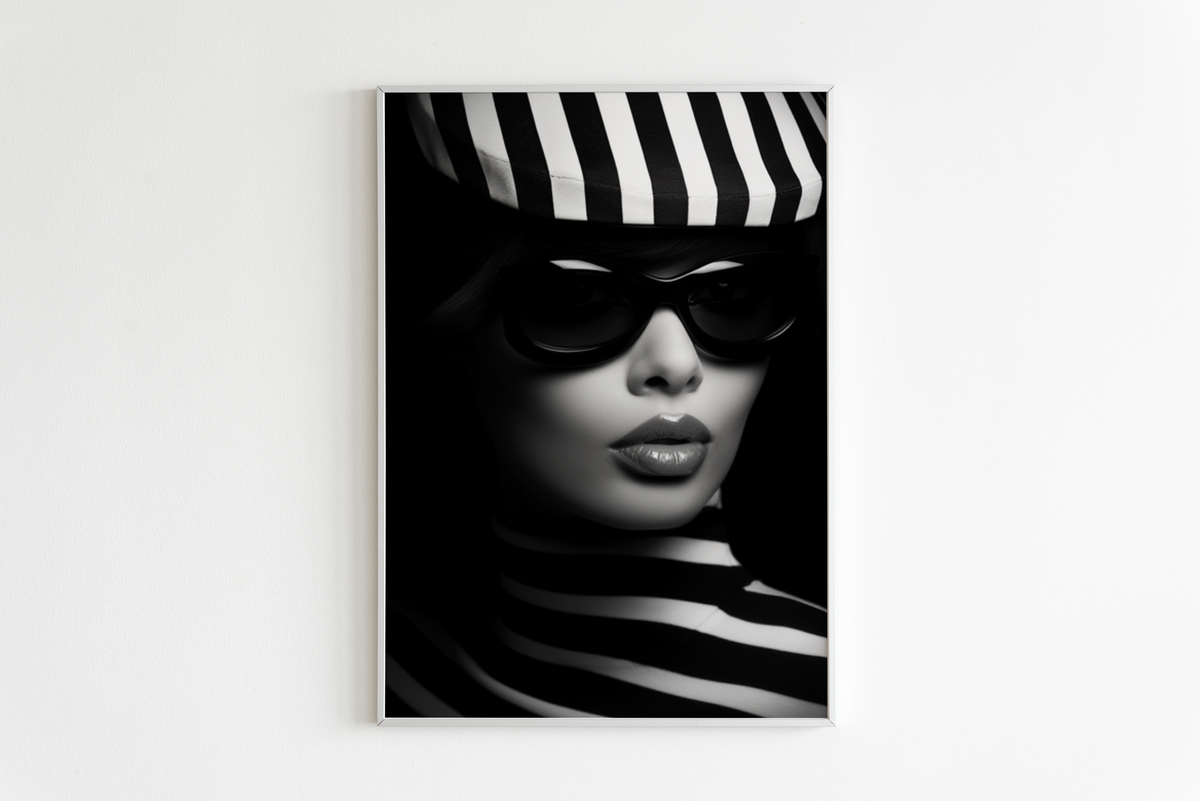 Mujer con Rayas y Gafas en un interior