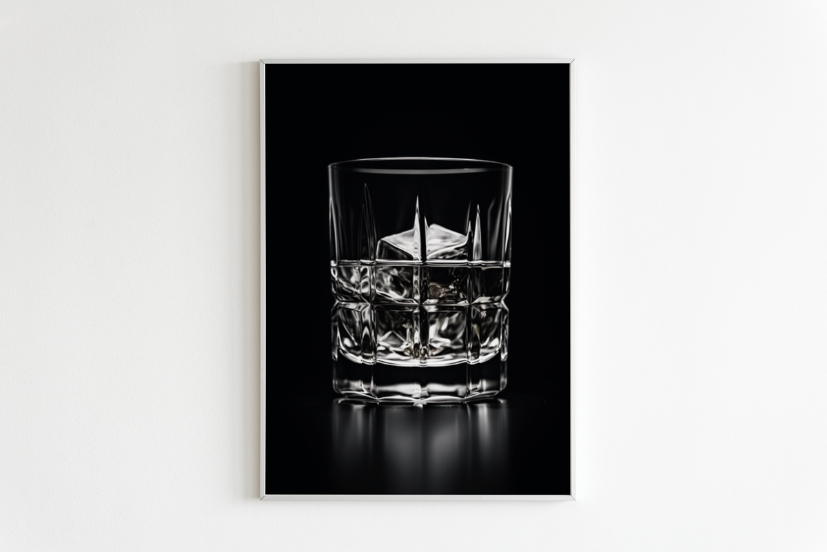 Whisky en Blanco y Negro en un interior
