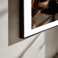 Vrouw Champagne poster aan de muur in interieur