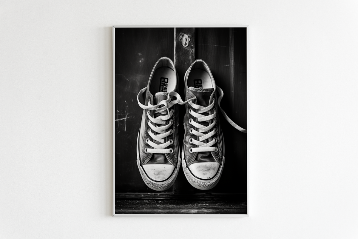 Zapatillas en Blanco y Negro en un interior