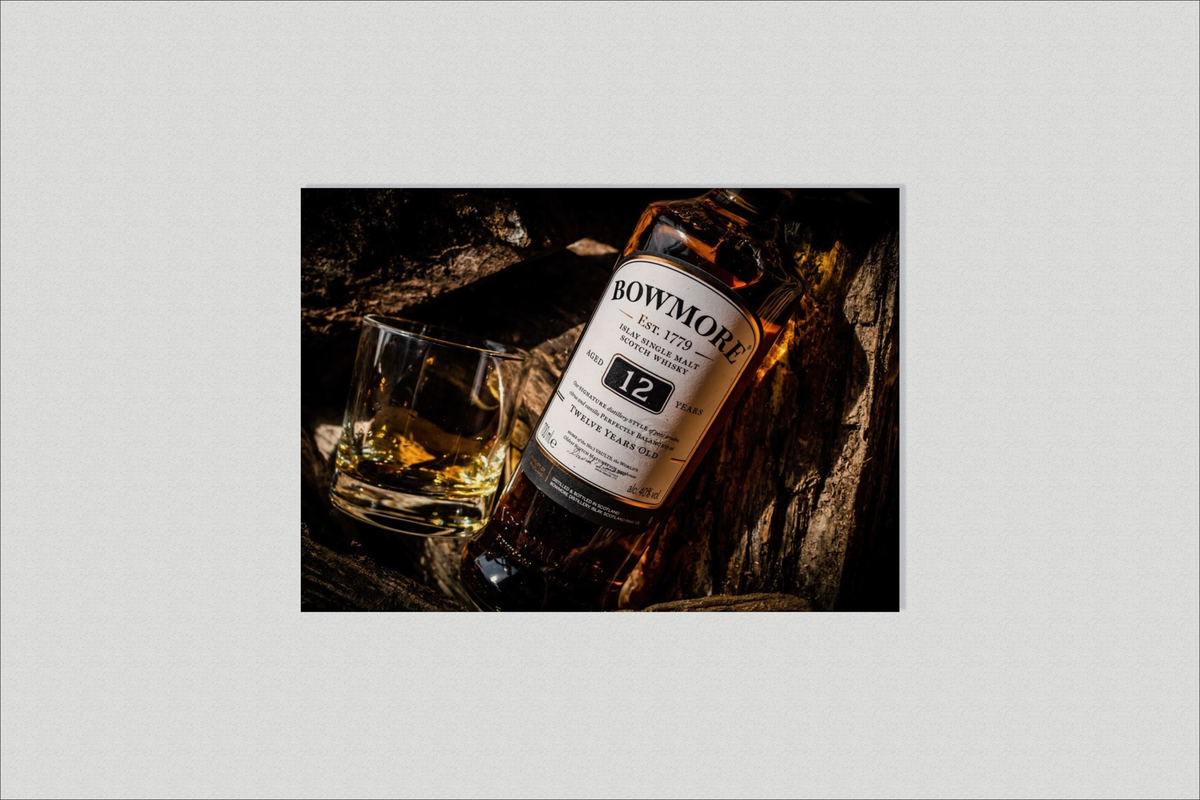 Whisky Bowmore en un interior