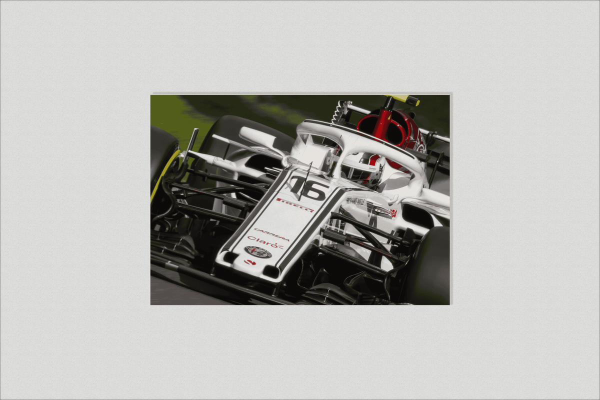 Foto Coche F1 en un interior