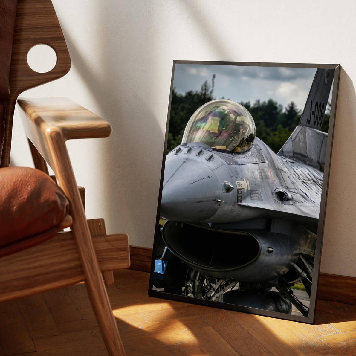 Caza F16 en un interior