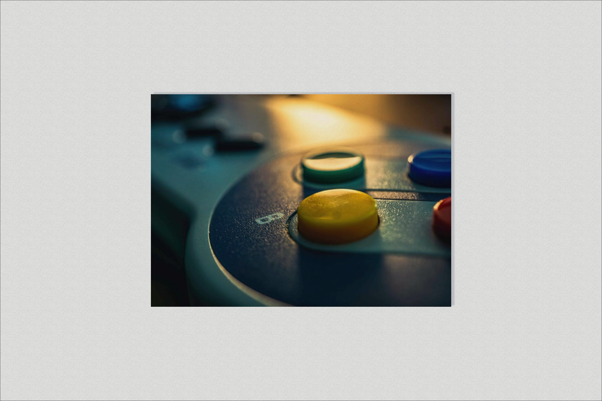 Game Console Poster en un interior