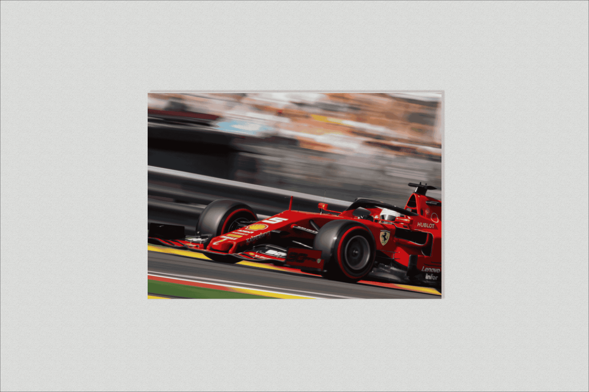 F1 Ferrari en un interior