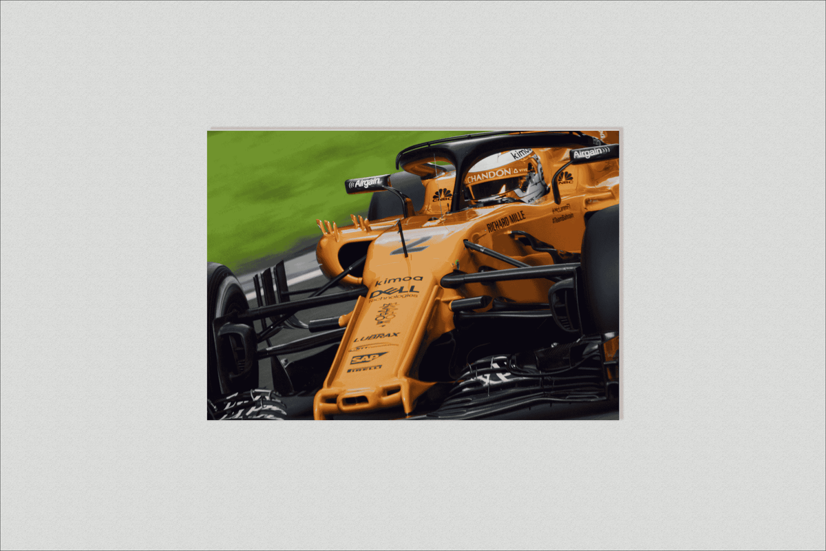 Coche F1 en un interior