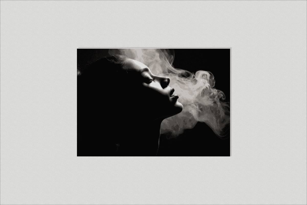Mujer en Humo en un interior