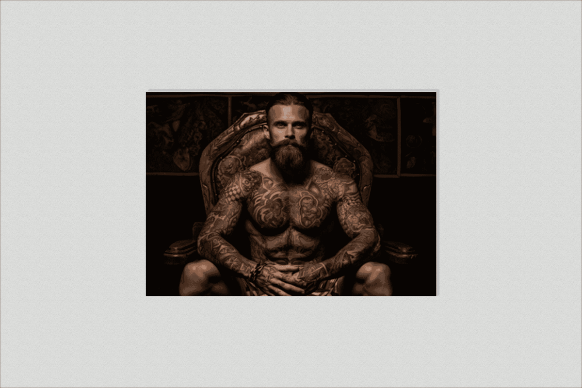 Modèle Tatoué dans un intérieur