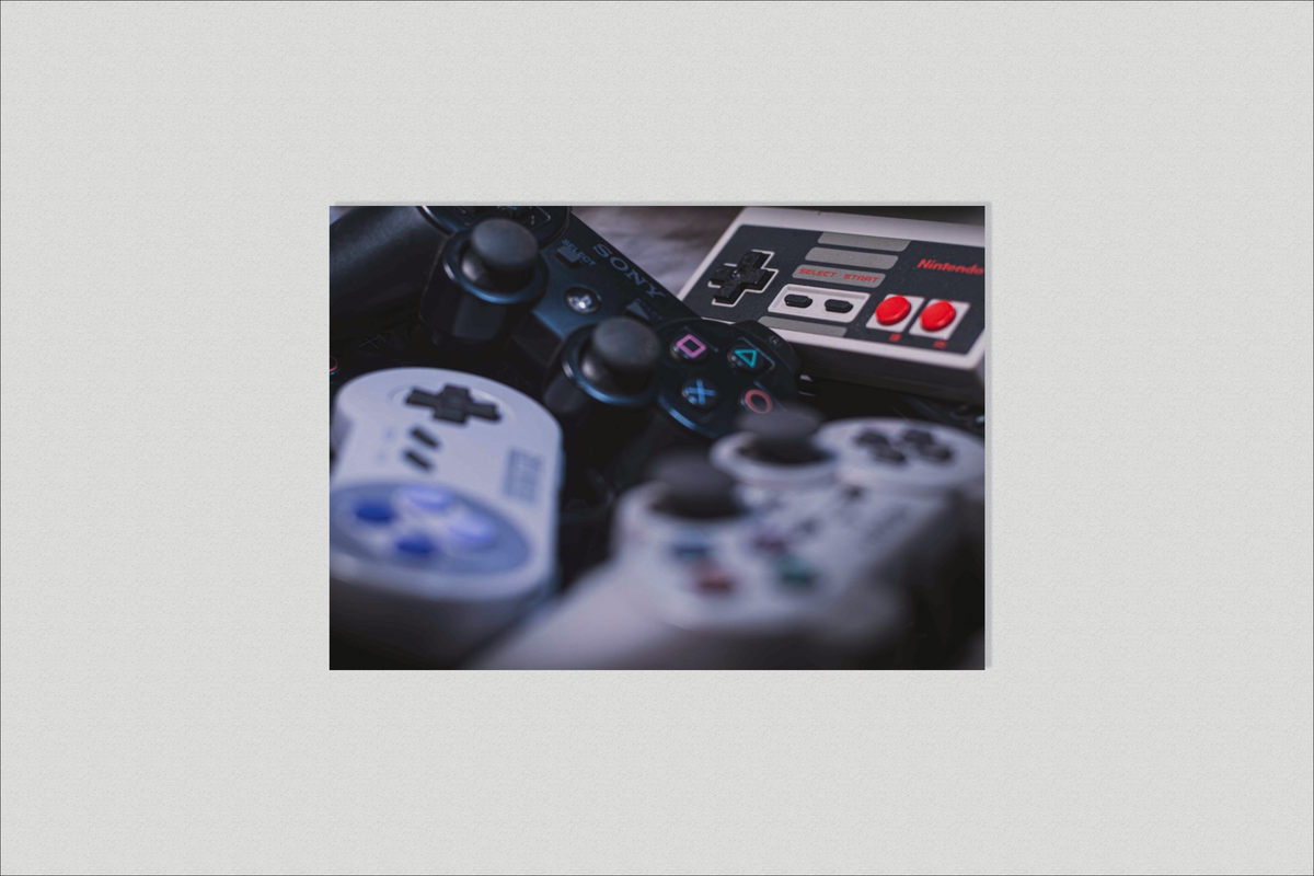 Game Console Poster en un interior