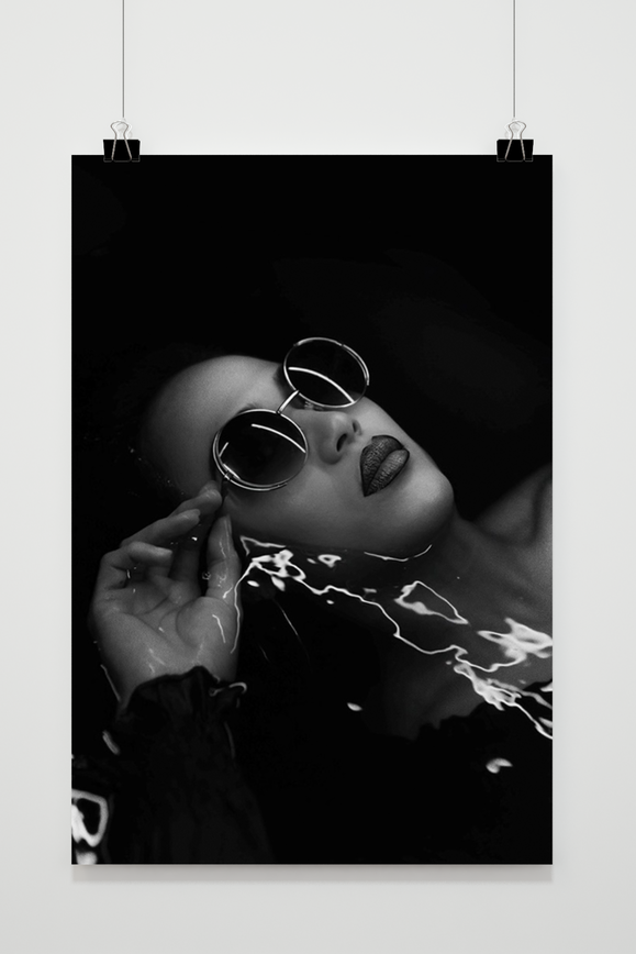 Póster Mujer con Gafas de 25 Artstreet