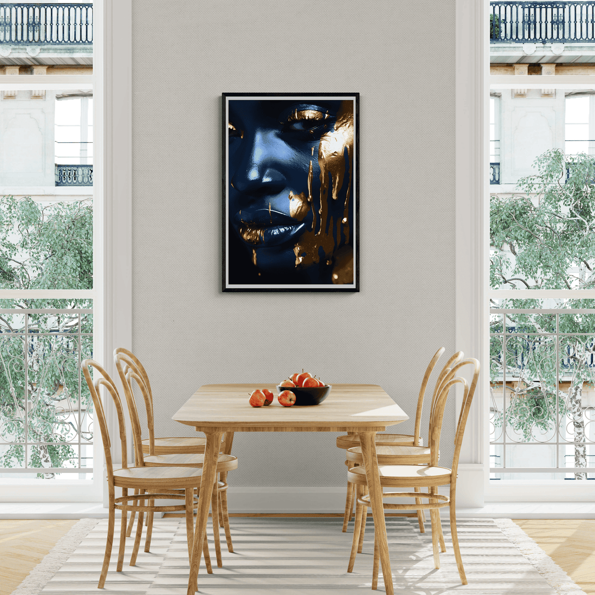 Rostro Dorado Azul en un interior