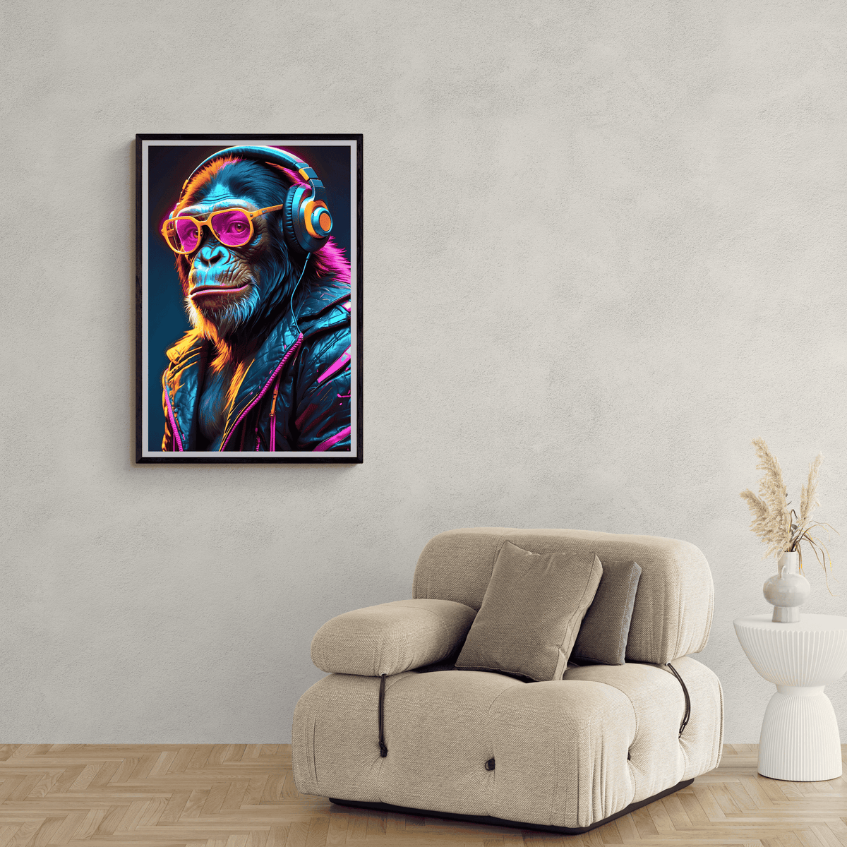 Chimpancé con Auriculares en un interior