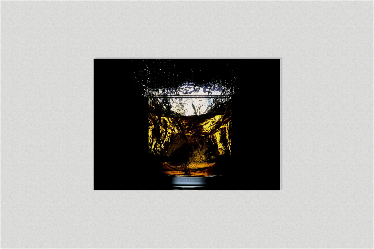 Whiskey Glas Splash en un interior