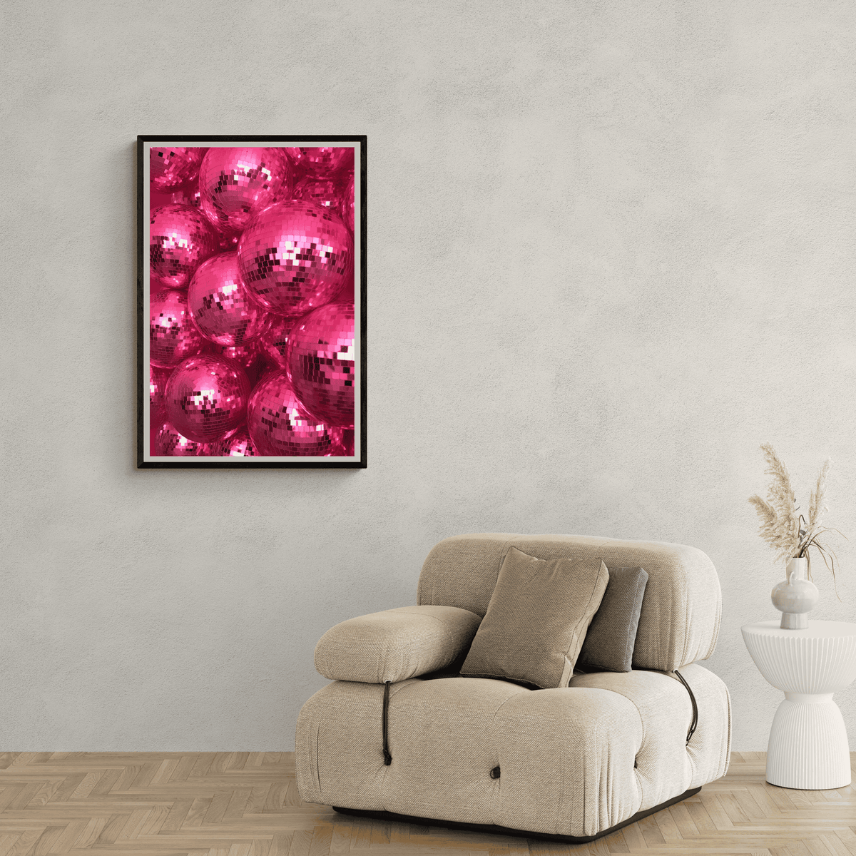 Bolas de Disco Rosas en un interior