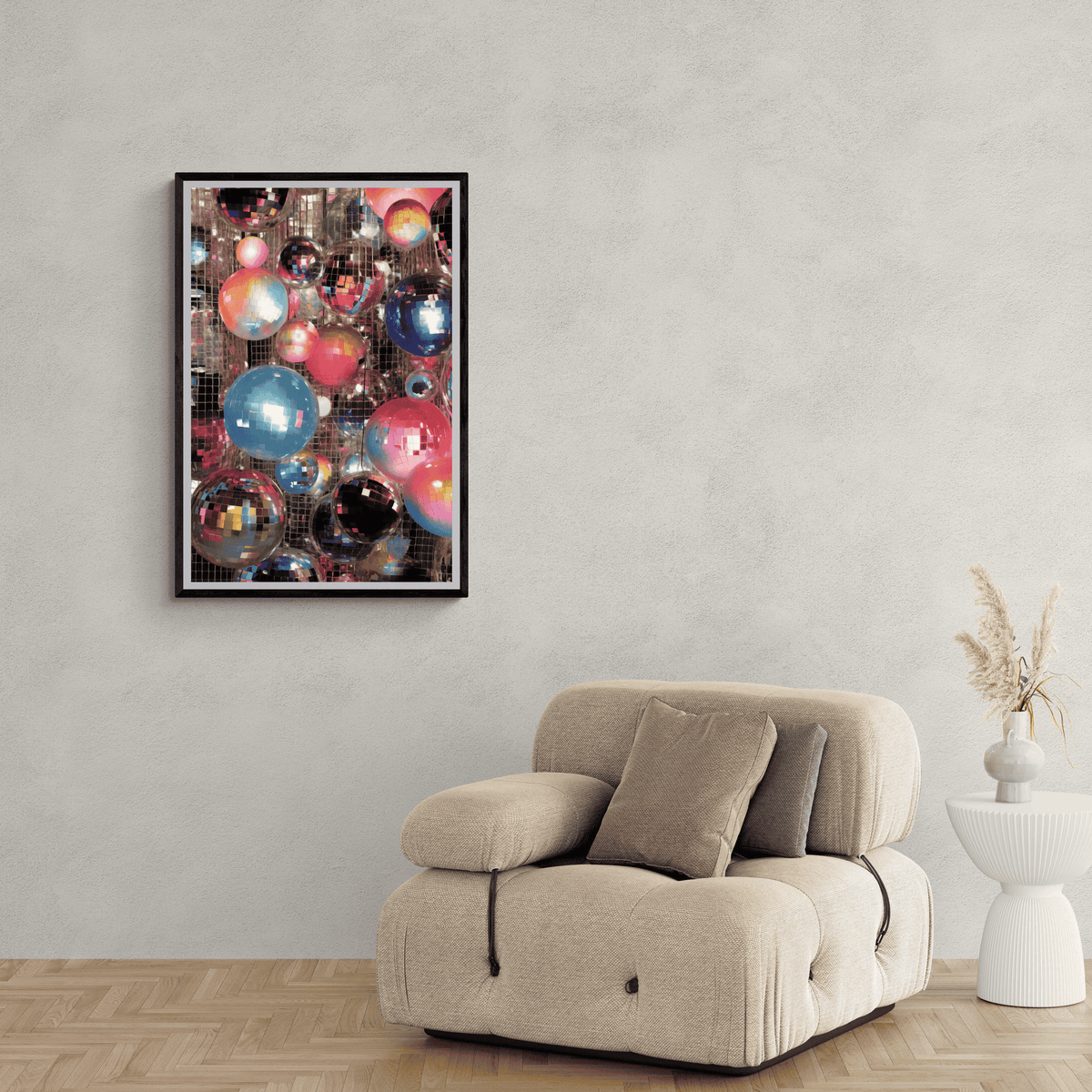 Bolas de Discoteca de Colores en un interior
