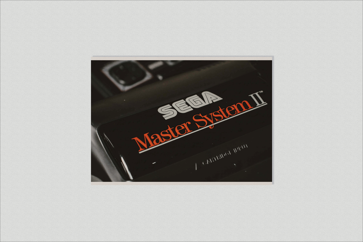 Game Console Poster en un interior