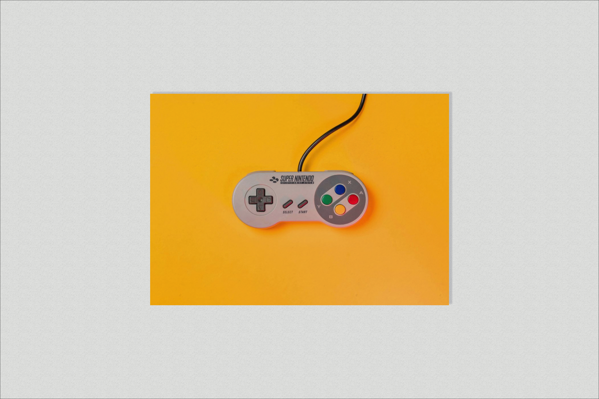 Game Console Poster en un interior