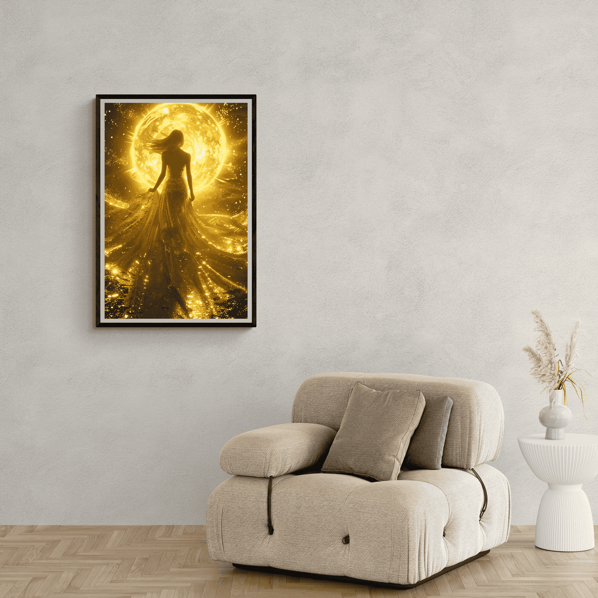 Mujer Sol Dorado en un interior