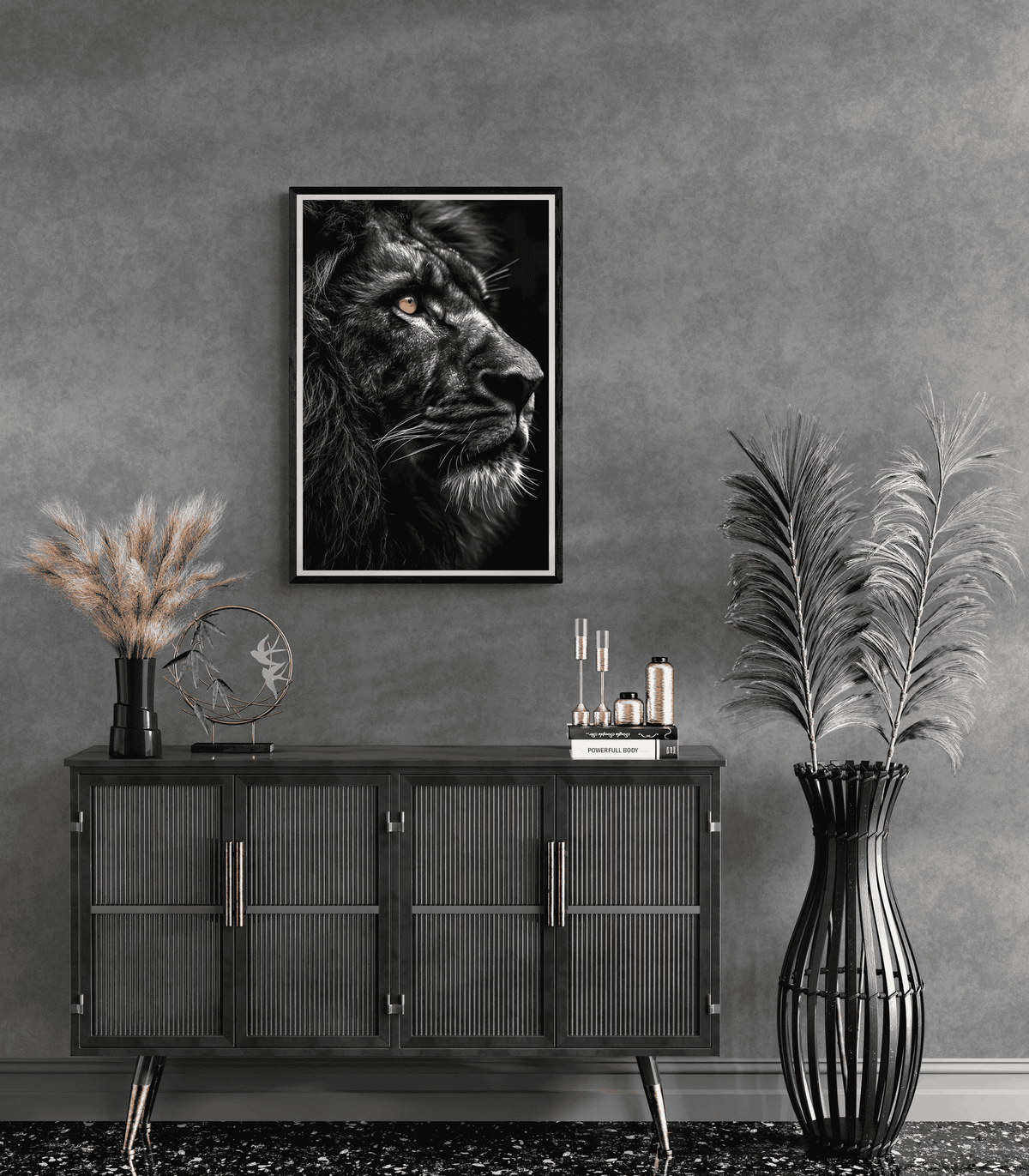 León Negro en un interior