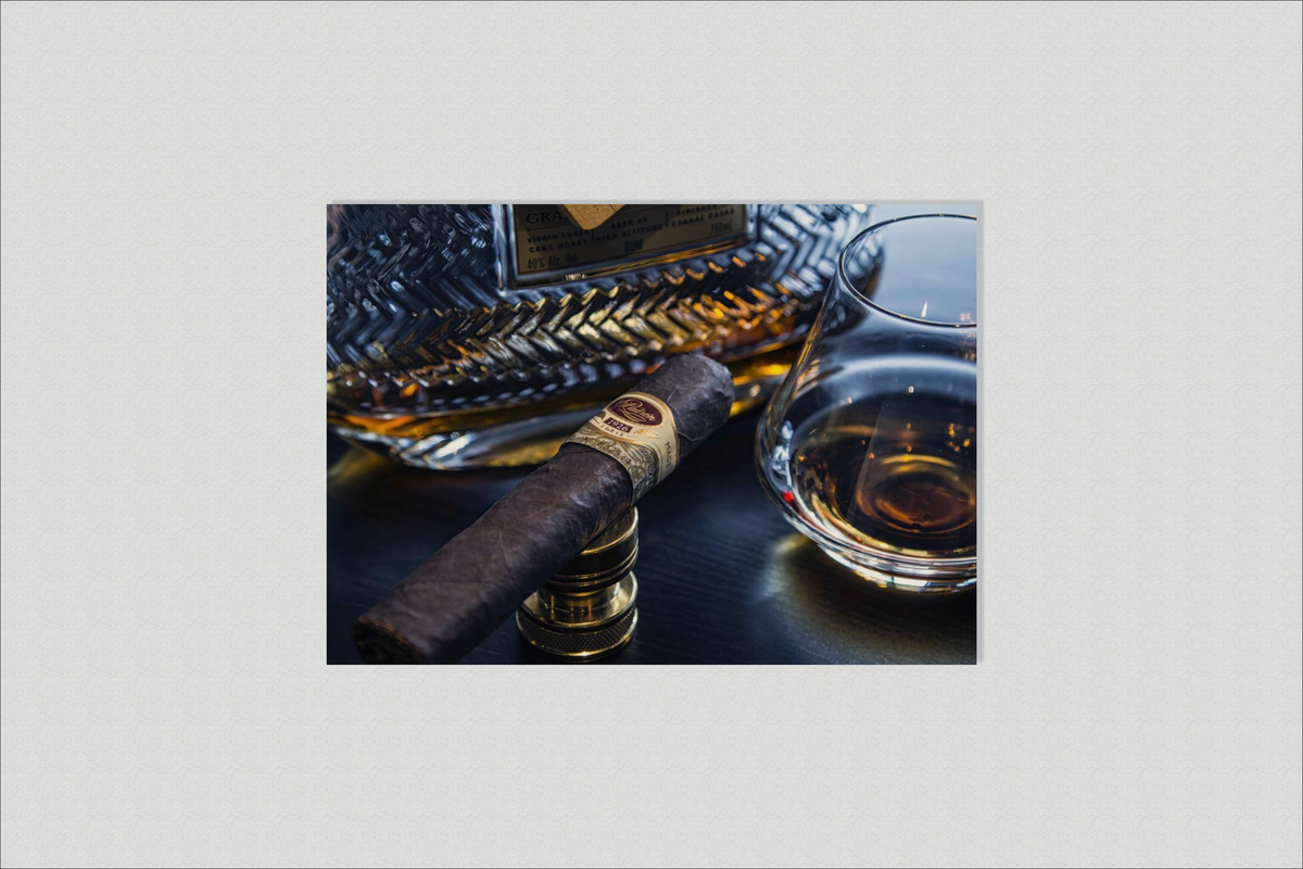 Puros y Whisky en un interior