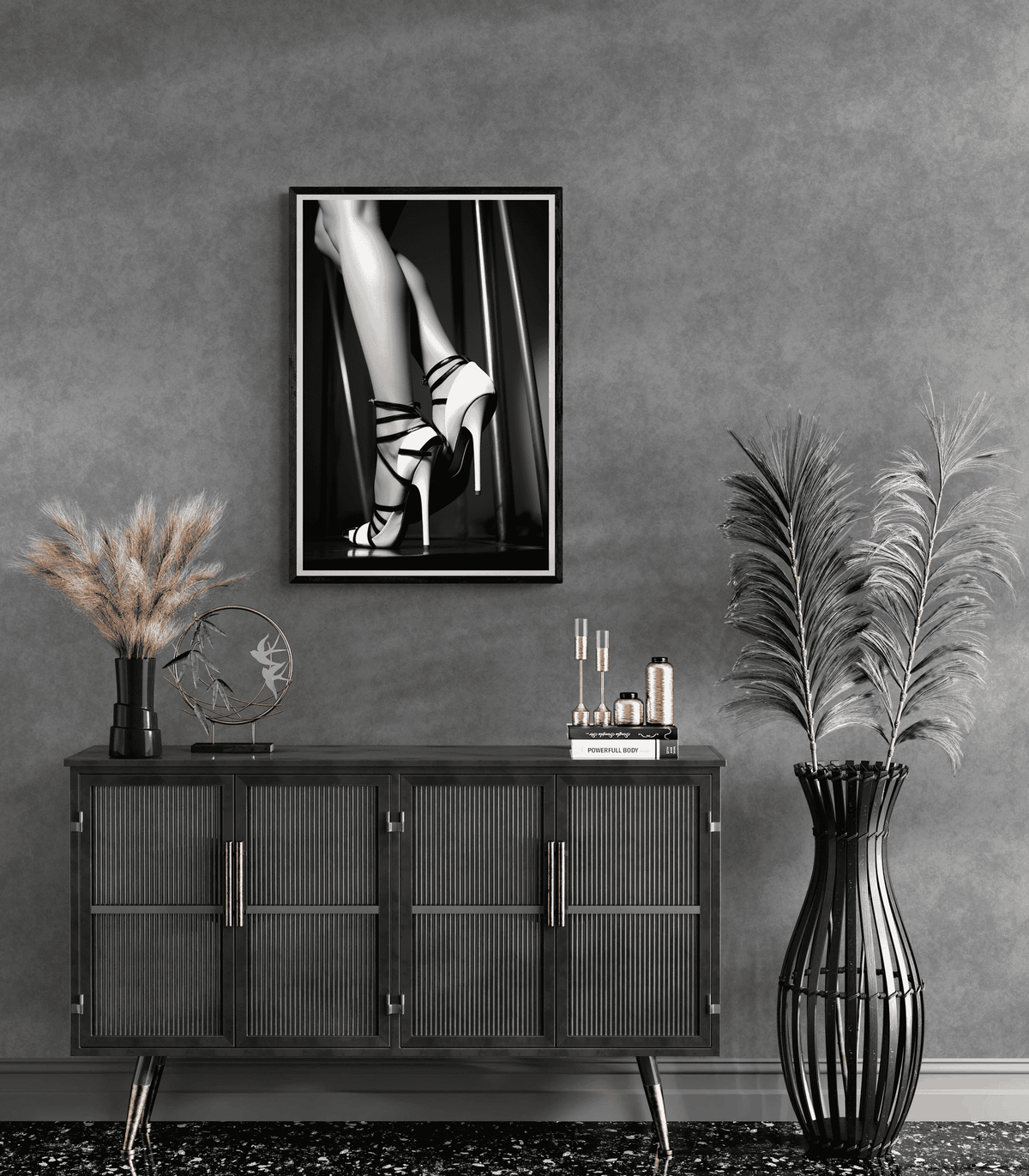 Piernas en Blanco y Negro en un interior