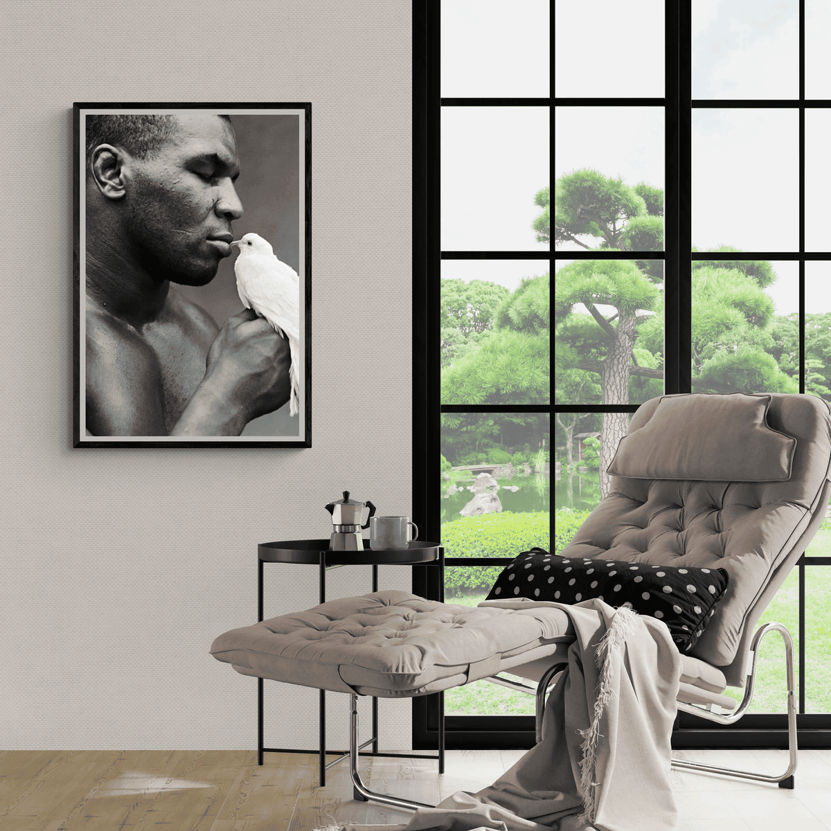 Mike Tyson con Paloma en un interior