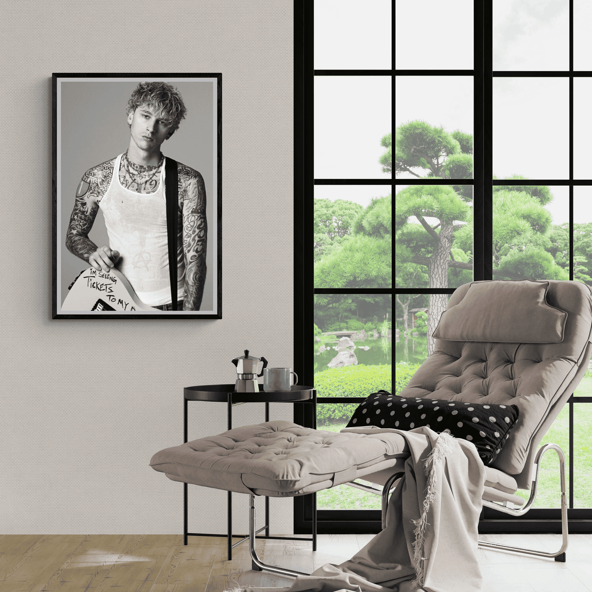 Machine Gun Kelly en un interior