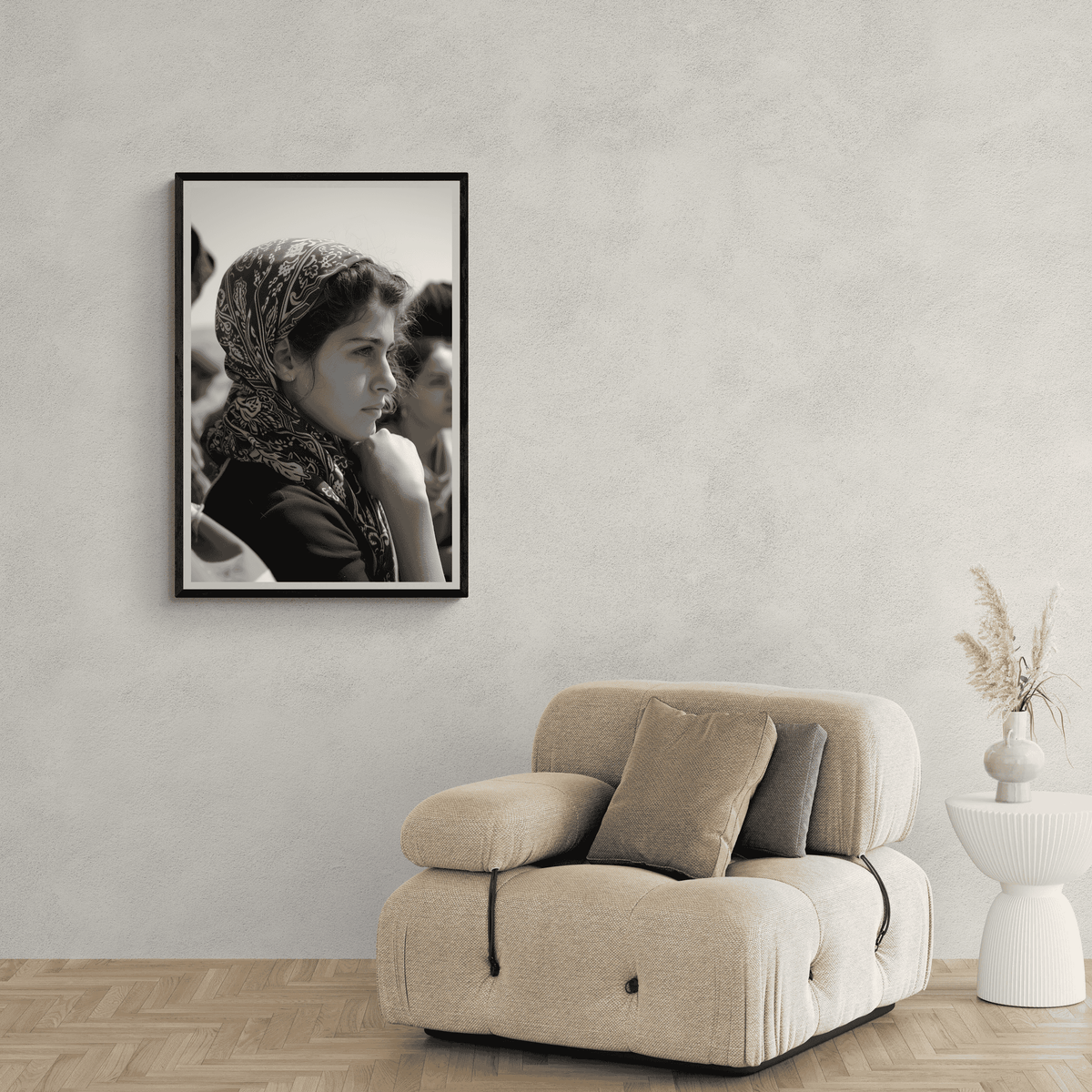 Chica en Blanco y Negro con Pañuelo en un interior
