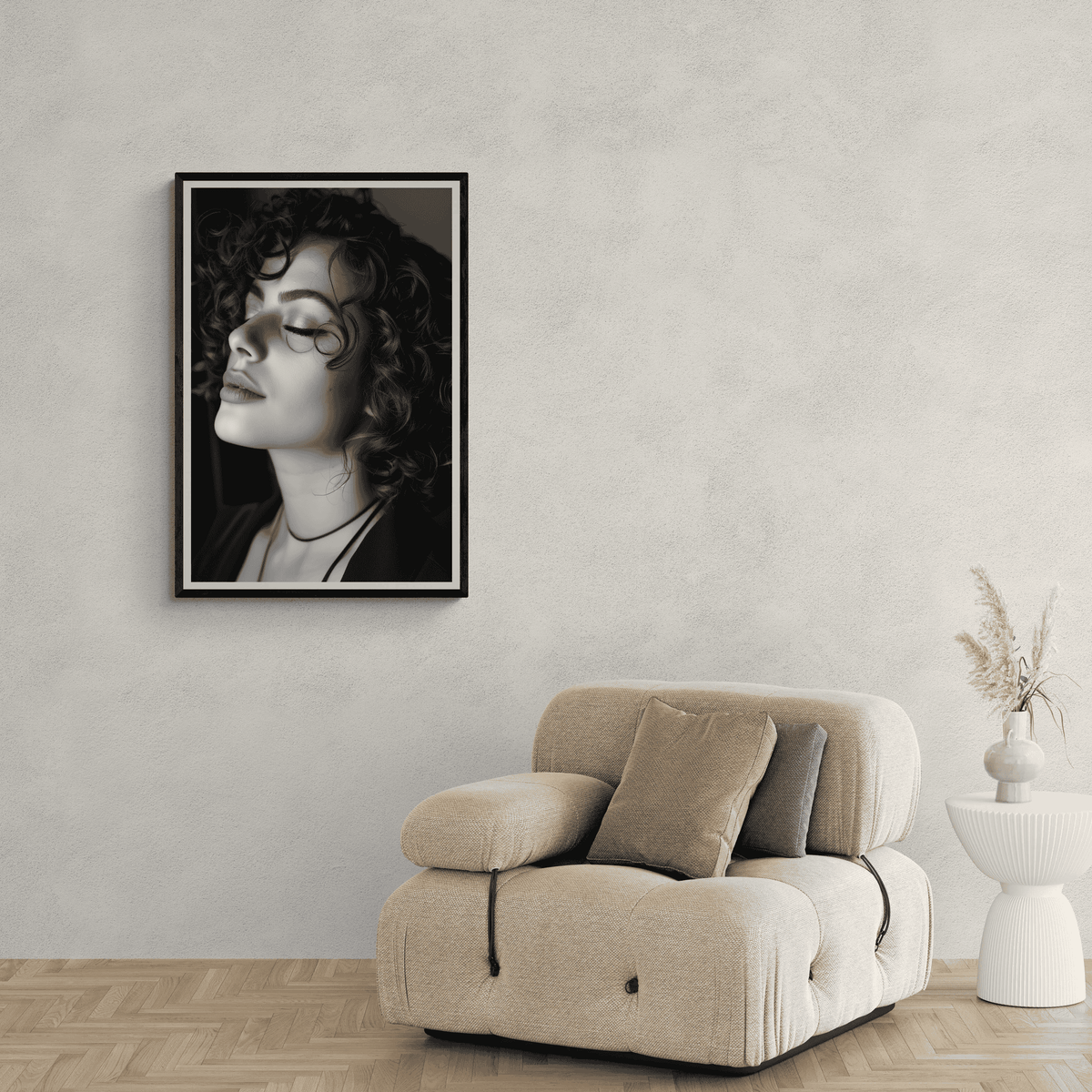 Morena en Blanco y Negro en un interior