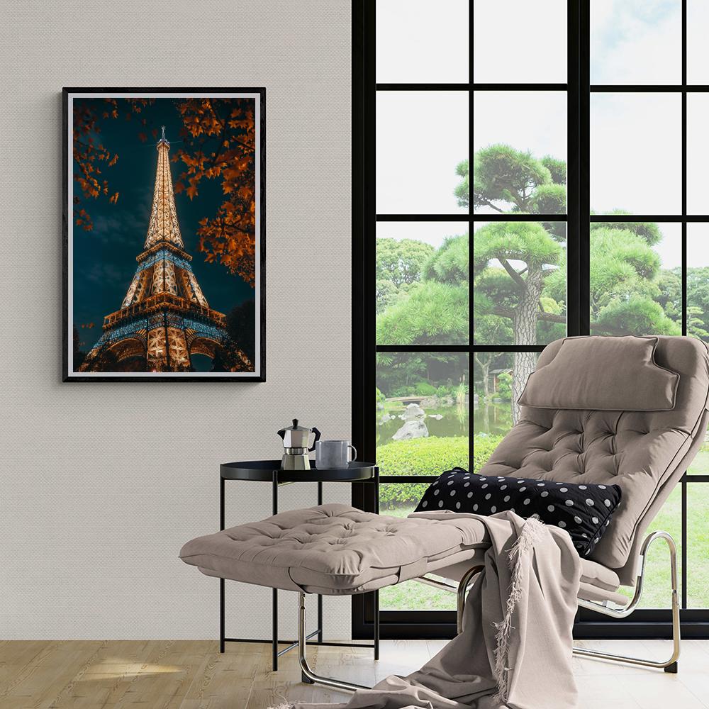 Torre Eiffel de Noche en un interior