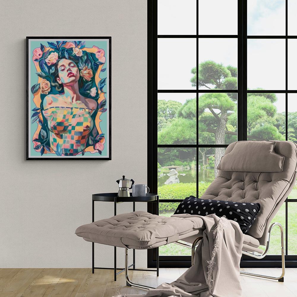 Chica de flores en un interior