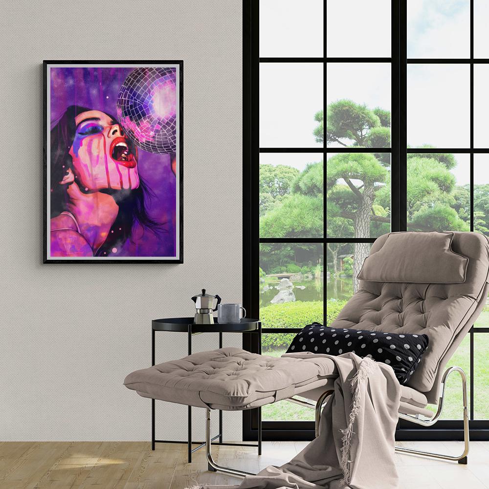 Chica de fiesta colorida en un interior