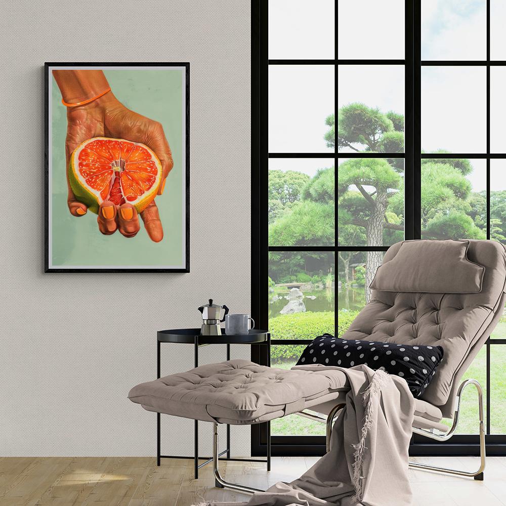 Pomelo en mano en un interior