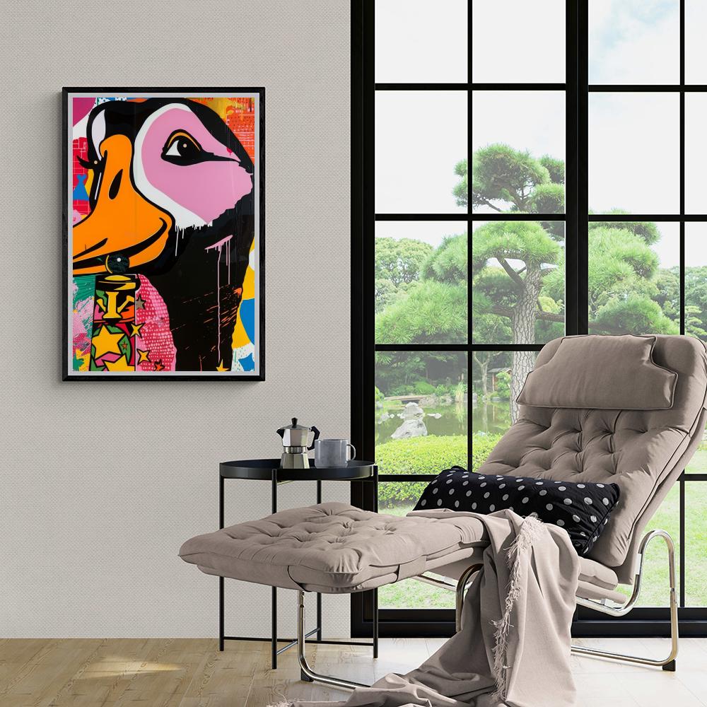 Pato colorido en un interior