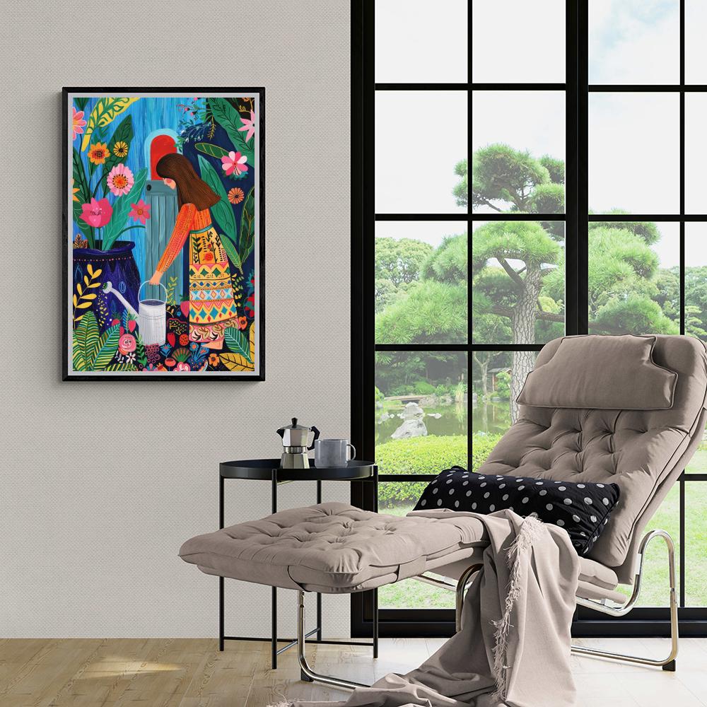 Chica del jardín en un interior