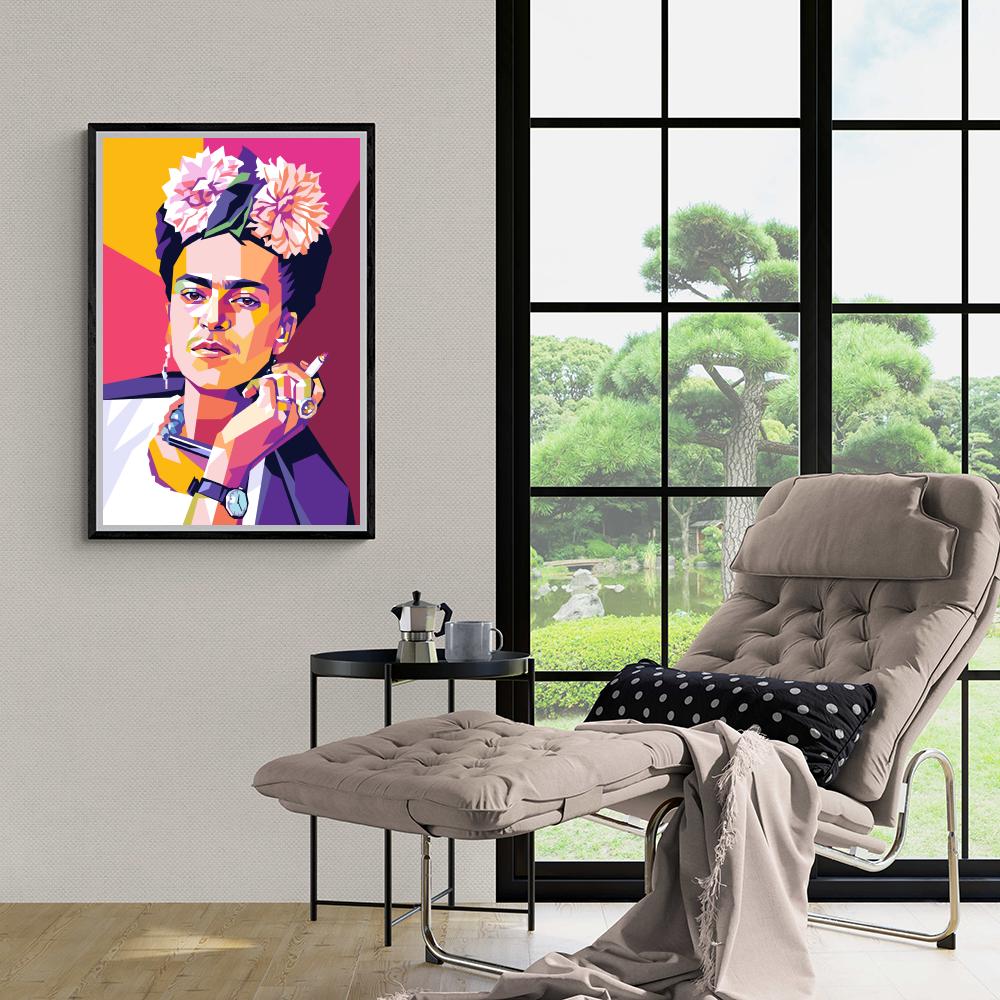 Frida Kahlo rose dans un intérieur