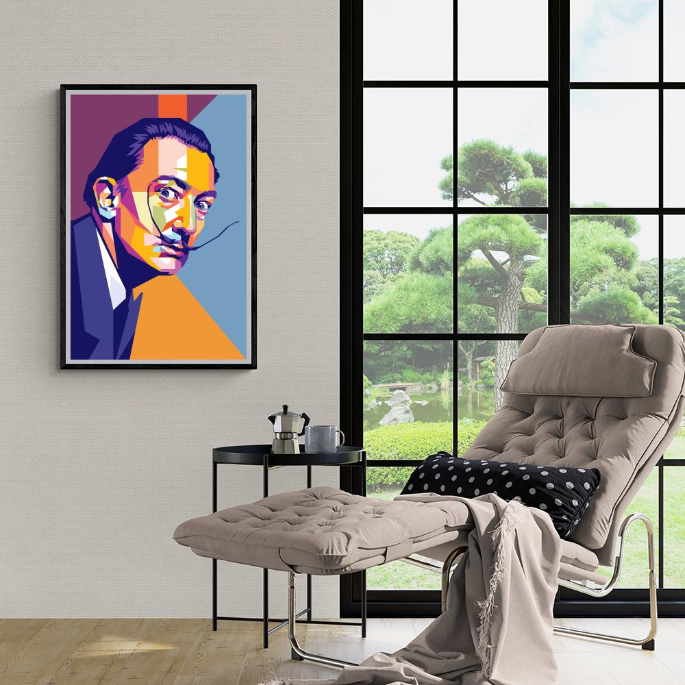 Salvador Dalí en un interior