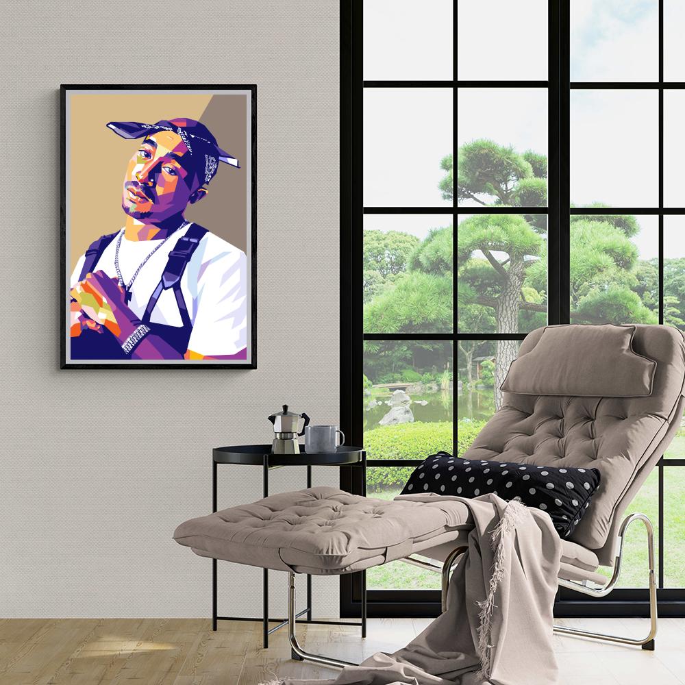 Tupac brun dans un intérieur