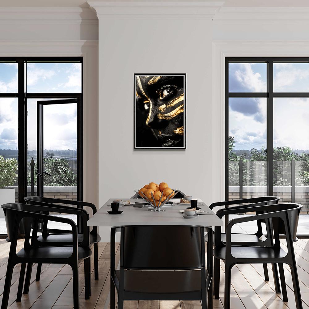 Portrait en Lignes Dorées dans un intérieur