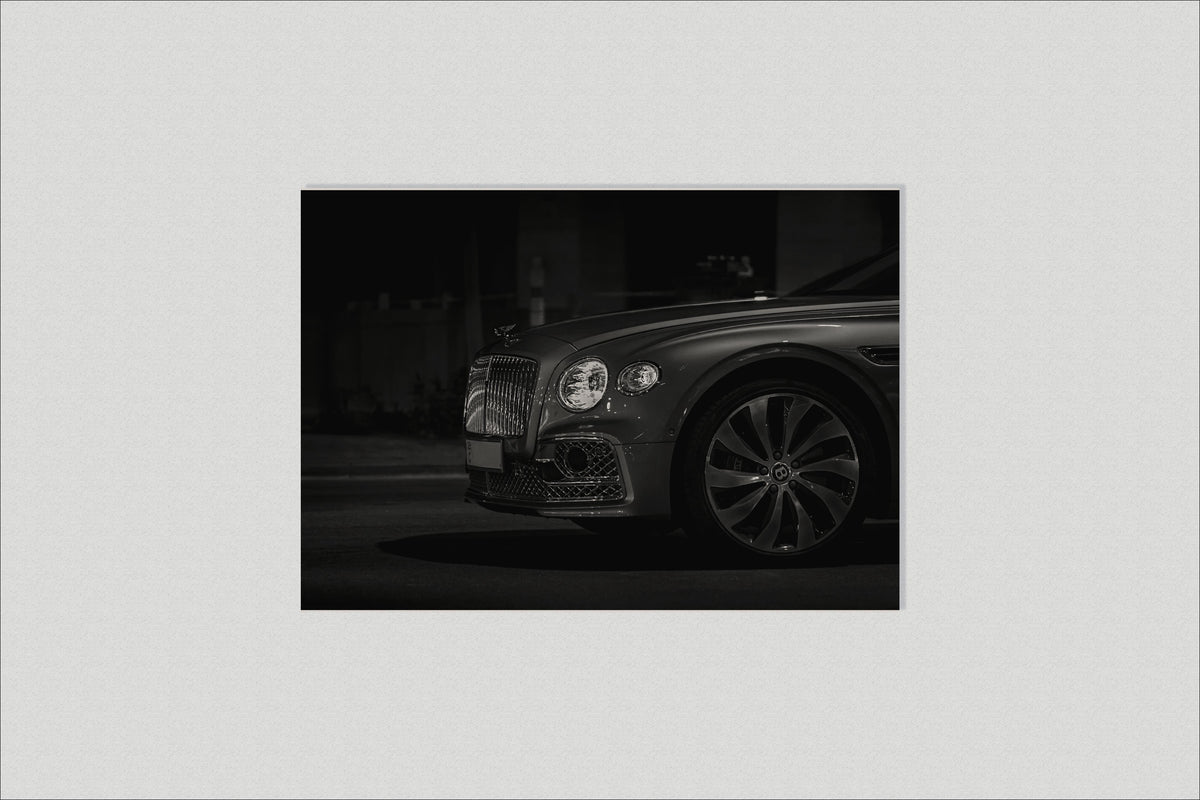 Bentley en un interior