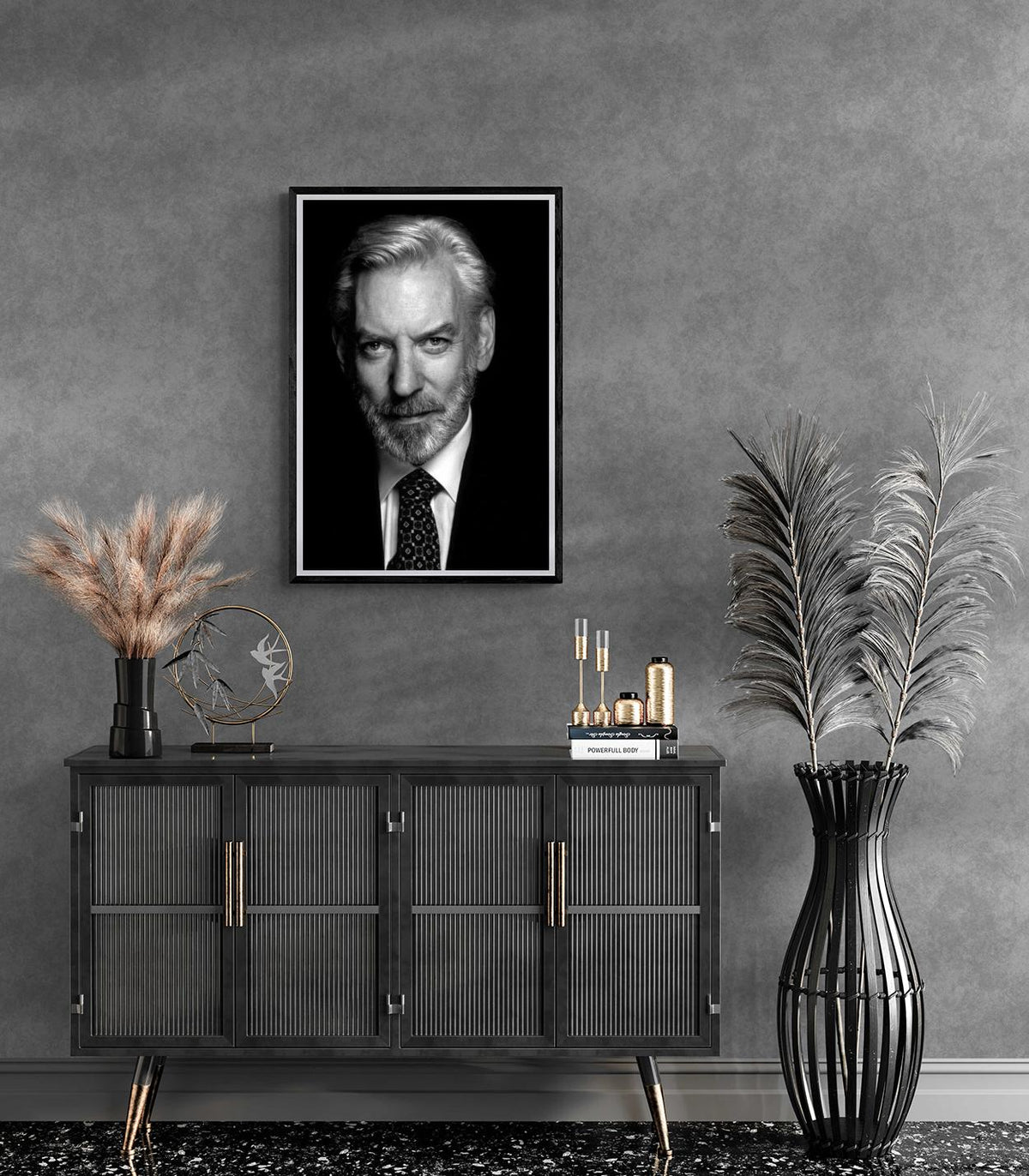 Donald Sutherland en un interior