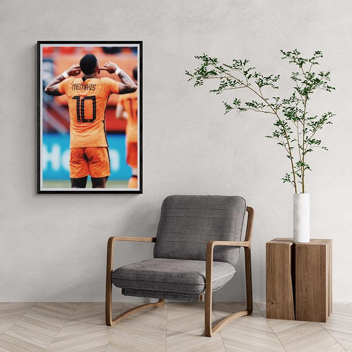 Memphis Depay dans un intérieur