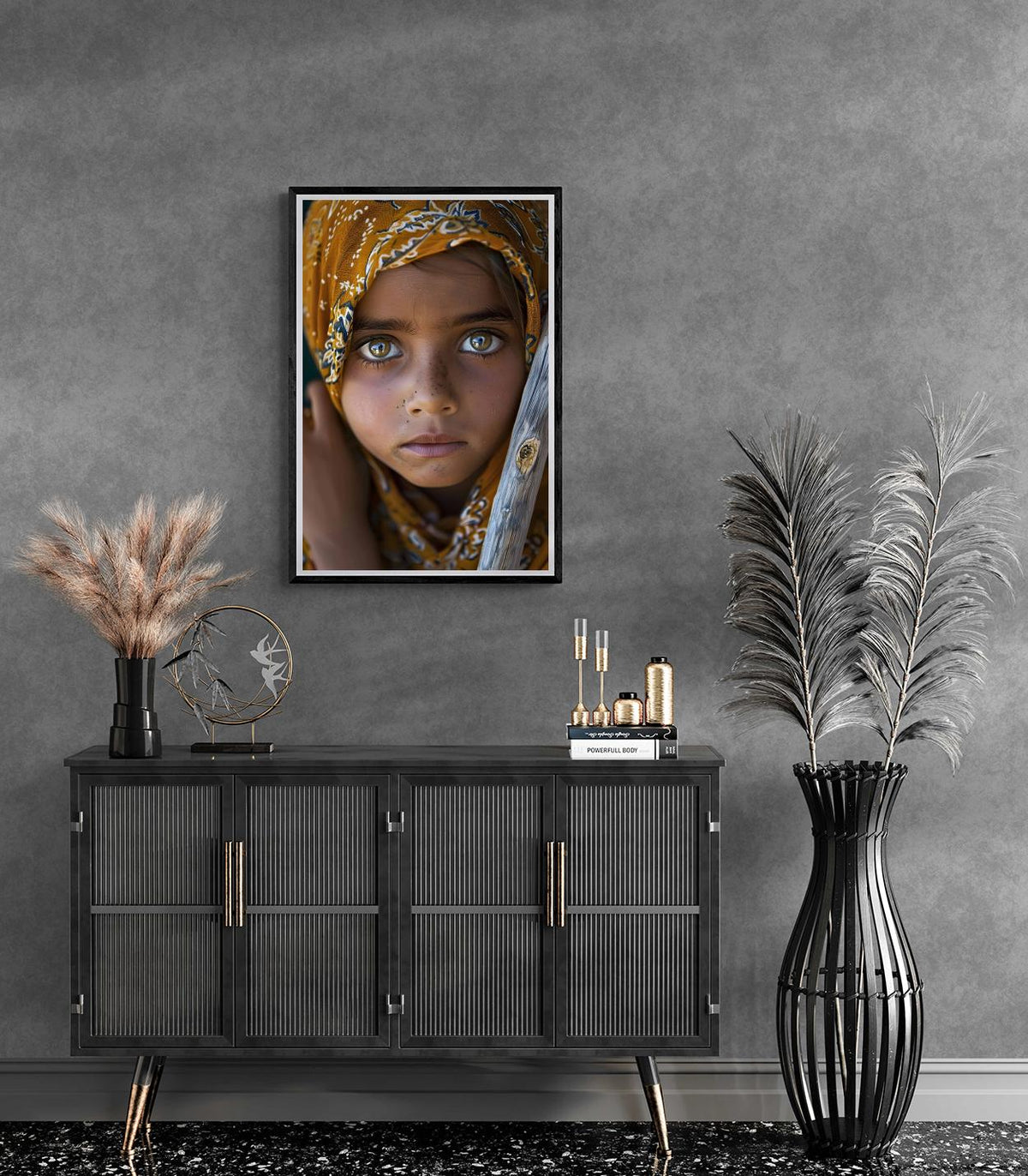 Fille au Foulard dans un intérieur