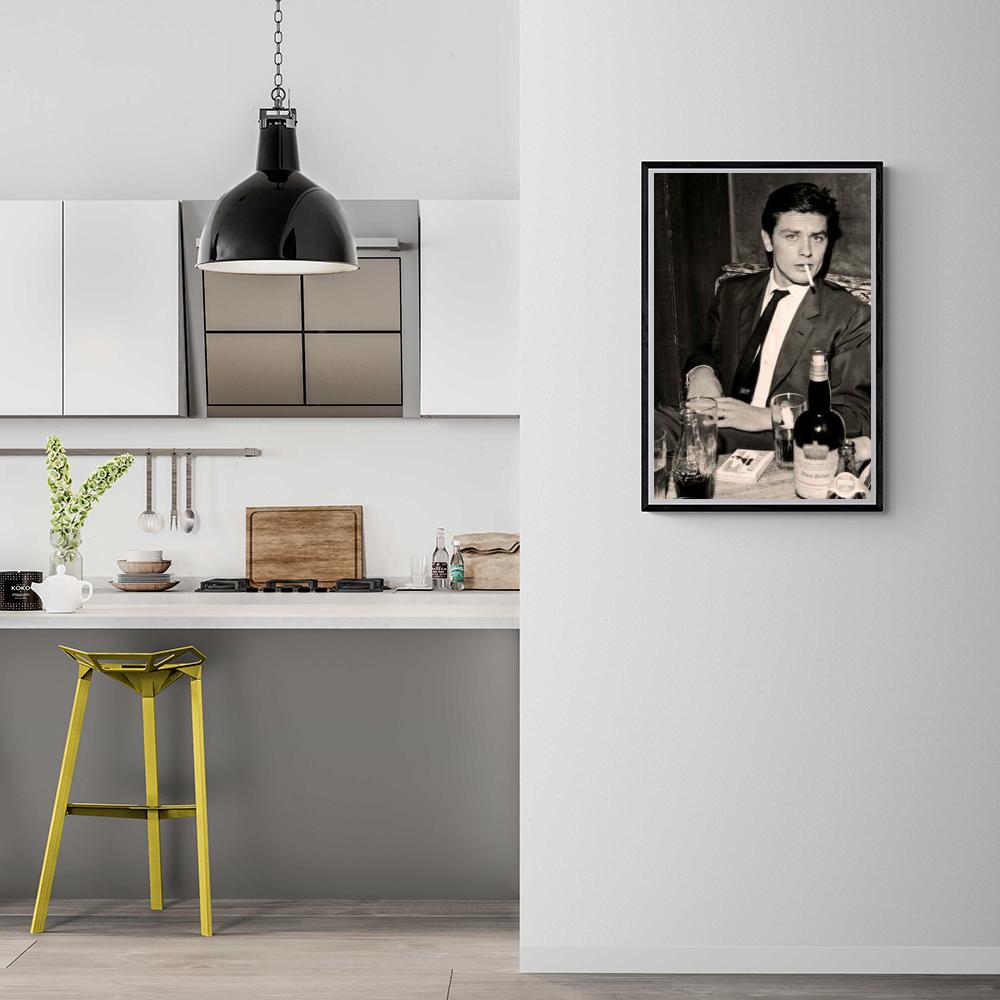 Alain Delon dans un intérieur