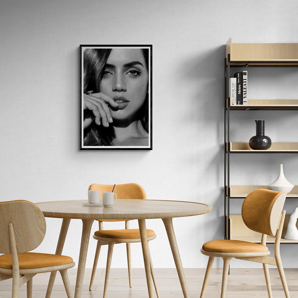 Ana de Armas Zwart Wit dans un intérieur