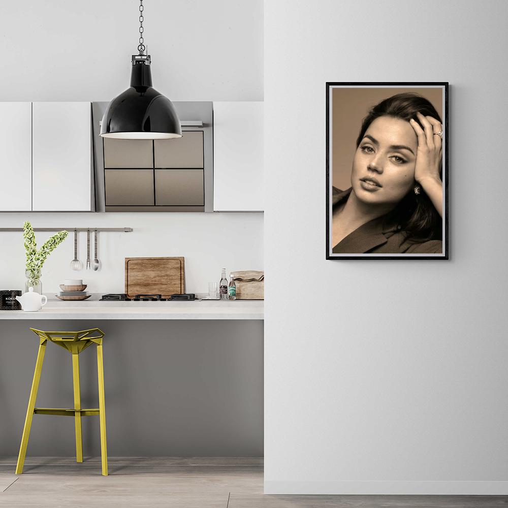 Ana de Armas dans un intérieur