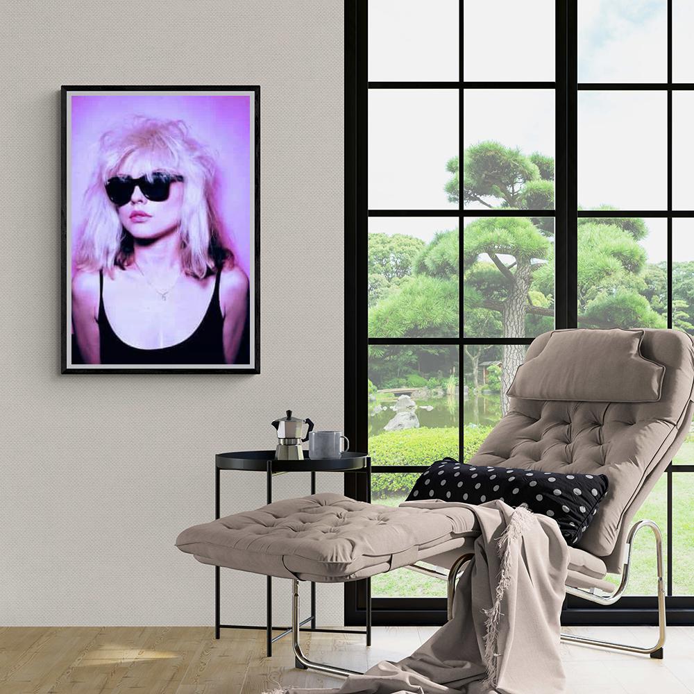 Blondie Rock dans un intérieur