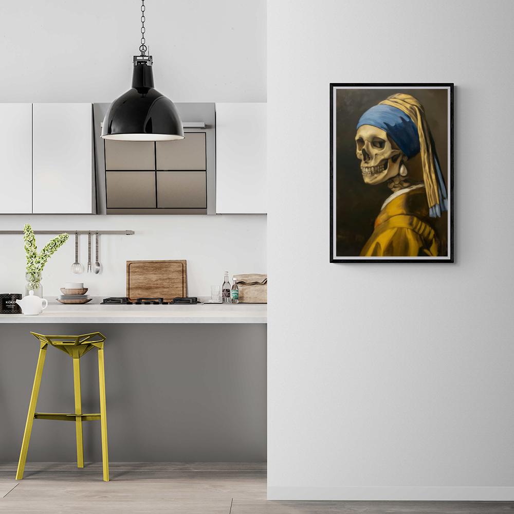 Fille Crâne à la Perle dans un intérieur
