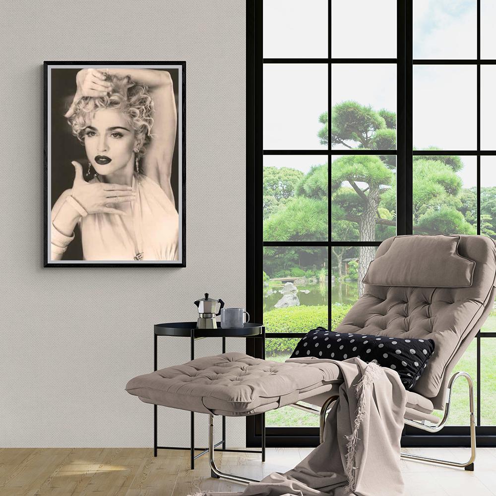 Madonna Zwart Wit dans un intérieur